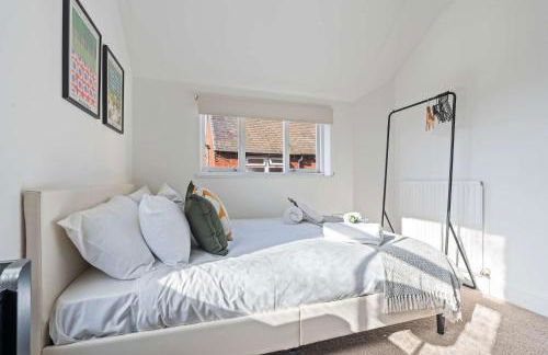 Charming and Spacious Home in Cradley Heath by 53 Degrees Property Sleeps 8 - Foto 19