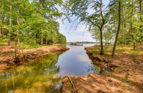 Waterfront Townville Home with Hot Tub and Dock! - Foto 38