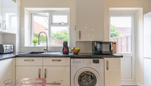 Stylish 4-BR Hayes Home, Guests 8 - Ideal for Long term stays, Fast unlimited Wi-Fi - Foto 5, stove, pet friendly, toaster, minibar