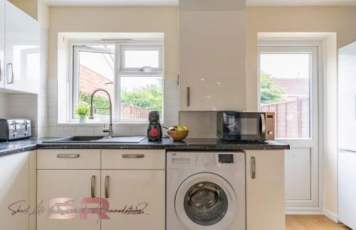 4-BR Hayes Home, Guests 8 - Ideal for Long term stays, Fast unlimited Wi-Fi - Foto 7