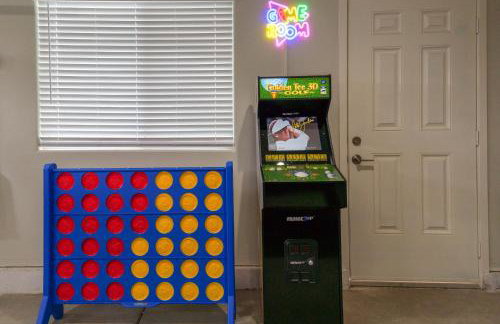 Spacious Disneyland Getaway I Game Room, King Suites & EV Access I Sleeps 14 - Foto 35