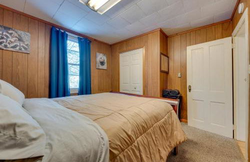 Explore the Poconos! Cozy Creekside Cabin with Patio - Foto 18