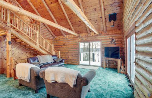 Rhinelander Waterfront Cabin with Deck and Fire Pit! - Foto 1