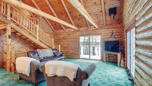 Rhinelander Waterfront Cabin with Deck and Fire Pit! - Foto 1