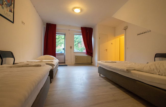 Spacious House - Photo 33