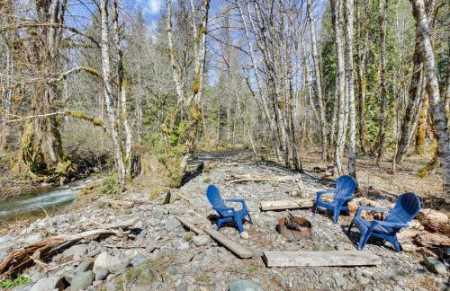 Peaceful Rhododendron Cabin with Fire Pit and Hot Tub! - Foto 31