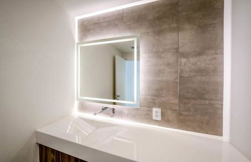 Bayview Villa by Rove Travel - Waterfront with Patio - Foto 12