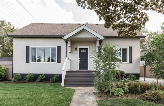 Gorgeous Bungalow With a Backyard Deck - Photo 67