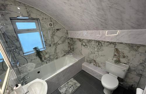 Spaghetti House 6 Bedroom with Large Off-Road Driveway Great for Crews in Vicinity of Starcity and City Centre - Foto 23