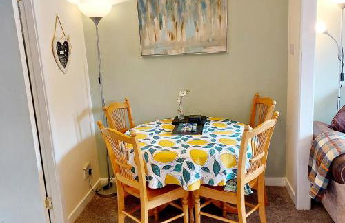 'Treetops' - Bright & Homely 2 Bed Flat w Parking - Foto 28