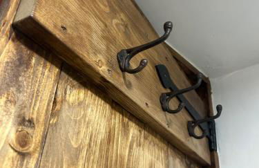 Thors Cave Cabin, Peak District - Photo 19