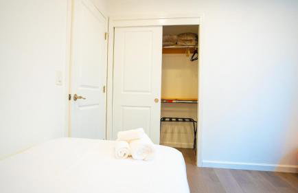 Grand Lux 4BR Prime Location & Serene Yard - Foto 33