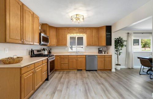 Downtown Windsor Home with Hot Tub and Pool Table - Foto 31