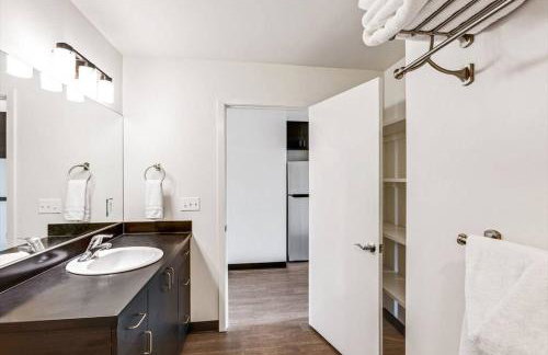 Brand New Condo Steps from Bremerton Ferry - Foto 30