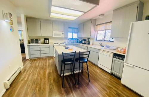 Family friendly, 3 bedroom house, with king bed for up to 15 - BBQ - Internet - jet tub - Foto 25