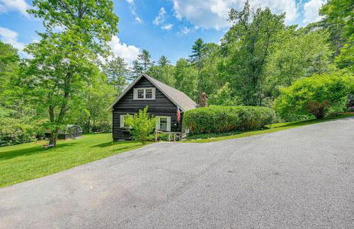 Enchanting Highlands Cottage with Pond and Waterfall - Foto 33