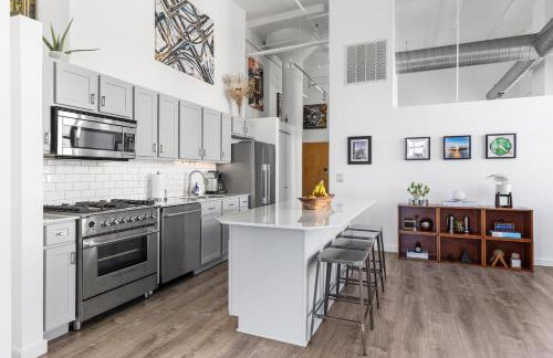 Modern Historic Loft 19ft Ceilings, Gym, Heated Parking, Skyline Views, Balcony - Foto 38