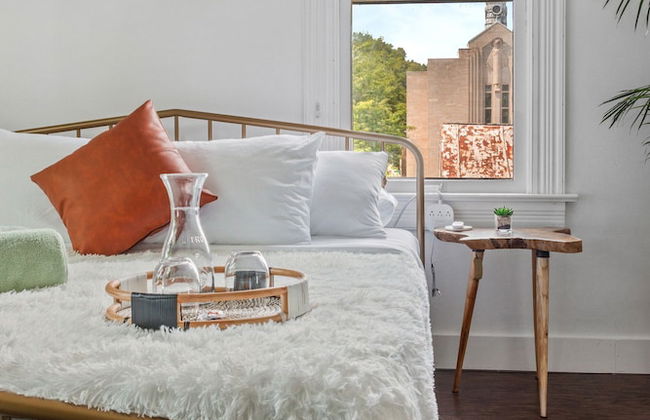 NEW Luxe Pet Friendly Free Parking Downtown - Foto 11