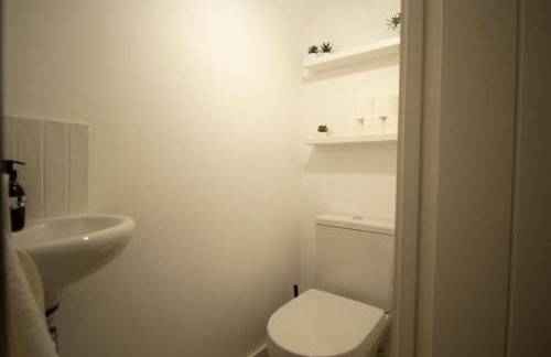 Stylish Cosy 4-Bed Home, Sleeps Up To 10 With Large Sofa Bed, Near Manchester Royal Infirmary & Universities, Free Parking & Ultra-Fast WiFi - Foto 12