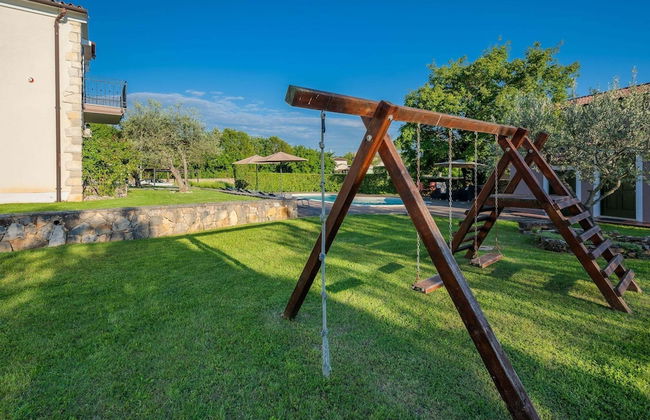 Beautiful Villa With Swimming Pool and Fenced Garden - Foto 19