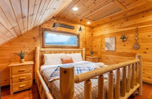 Big Time Hill Cabin with an indoor pool hot tub & great views - Foto 19