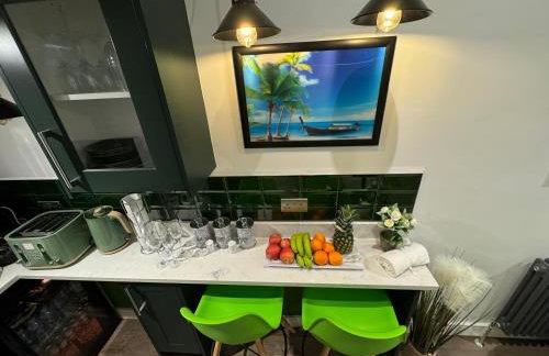 Southgate Luxury Apartments-Jaquzzi Bath-Private Parking- suitable for contractors - Foto 13