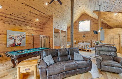 Romantic Cabin w Rain Shower & Spa Tub - Photo 11