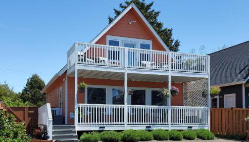 Sunkissed 3BR beach getaway - dog-friendly fenced yard, firepit, glimpse ocean views, near beach access, sleeps 8 - Foto 2