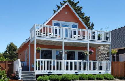 Sunkissed 3BR beach getaway - dog-friendly fenced yard, firepit, glimpse ocean views, near beach access, sleeps 8 - Foto 1
