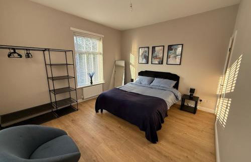 Modern 3 Bedroom house, short walk to train station and town centre, close to Manchester Airport and PLouise - Foto 8