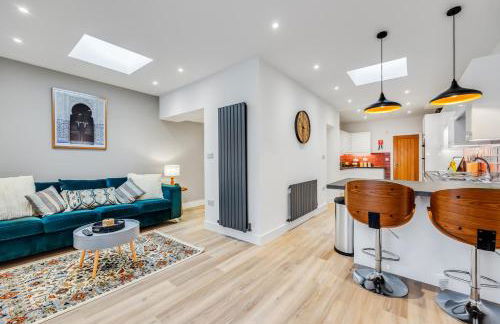 4 Bedroom 4 Bathroom House - Sleeps 7 - Prime Location, Free Parking, Self-Check-In, Workspace, Fast Wifi and Smart TV with Virgin TV and Netflix by Yoko Property - Photo 22