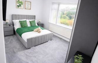 Bright Haven 6 Mins to Airport with Driveway & Garden Sleeps 7 - Foto 13