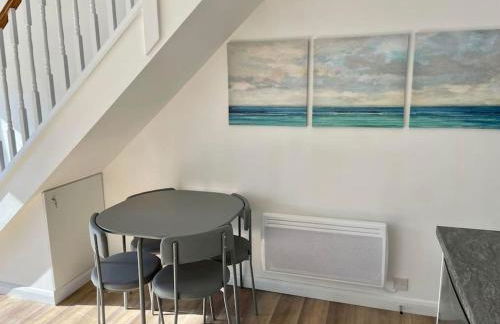 Whispering Waves in Porthtowan, Beachfront Apartment - Photo 6