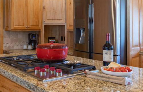 MAJESTIC VIEWS FAMILY LODGE with Large Deck - Photo 16