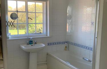 Country cottage overlooking fields with garden room - Foto 39