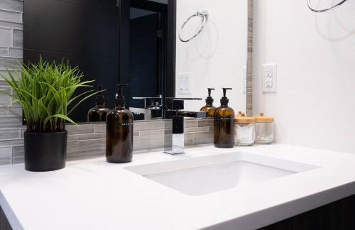 Designer Urban Retreat w Rooftop Deck & Fireplace - Foto 18