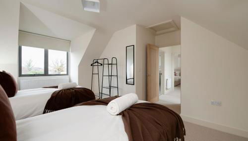 Spacious 5BR Home Near New Forest & Coast - Parking - Sleeps 10 - Foto 5