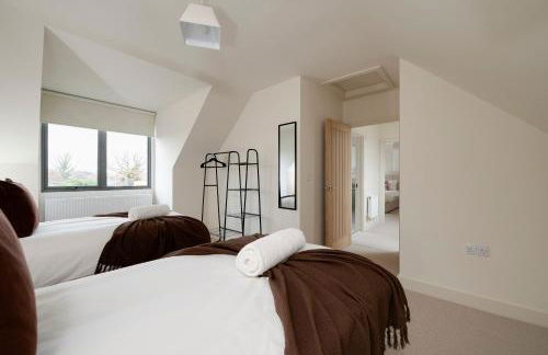 Spacious 5BR Home Near New Forest & Coast - Parking - Sleeps 10 - Photo 5