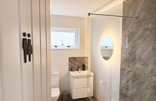 2BR City Centre Apartment By Travel Lets Short Term Rental Agency Derry With Free WiFi - Foto 10