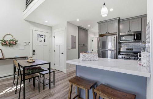 Angie Oasis Yard, Loft & Stocked Kitchen - Photo 9