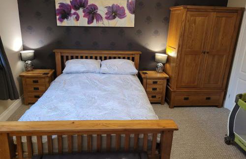 Detached luxury 5 bed house, lanscaped garden, fire pit, parking, can sleep families or workers - Foto 37