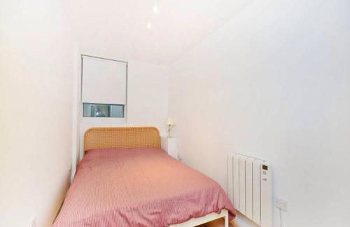 Midtown London Apartment - Photo 4