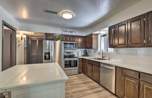 Deck with Wooded Views Rustic-Chic Prescott Cabin! - Foto 8