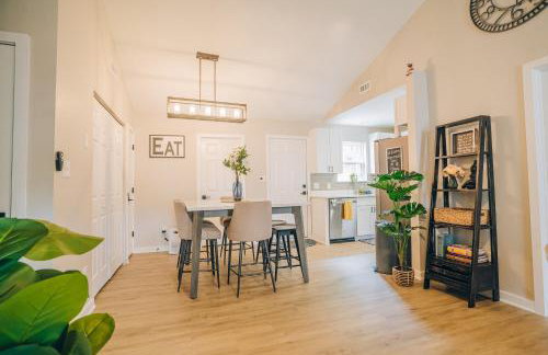 City Retreat - 4 Bedroom Oasis with King & Private Yard near Downtown - Foto 47