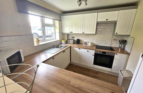 Cosy detached lodge, dog & child friendly with shared pools - Photo 4