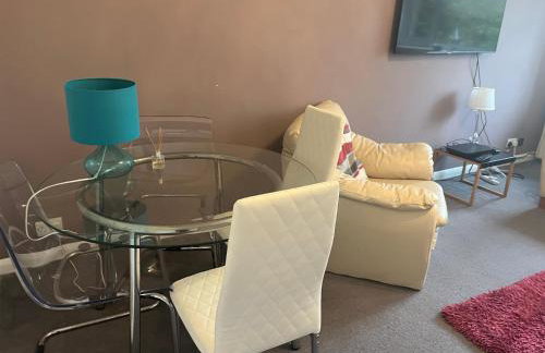 A Home from Home -2 Bed Flat & Free Driveway Parking - Foto 44