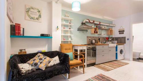 Shoreditch Cinema & Sauna retreat- 2BDR House with Garden & Games Room - Sleeps 6 - Photo 4