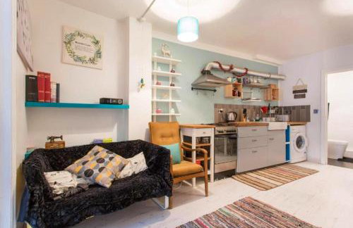 Shoreditch Cinema & Sauna retreat- 2BDR House with Garden & Games Room - Sleeps 6 - Photo 4