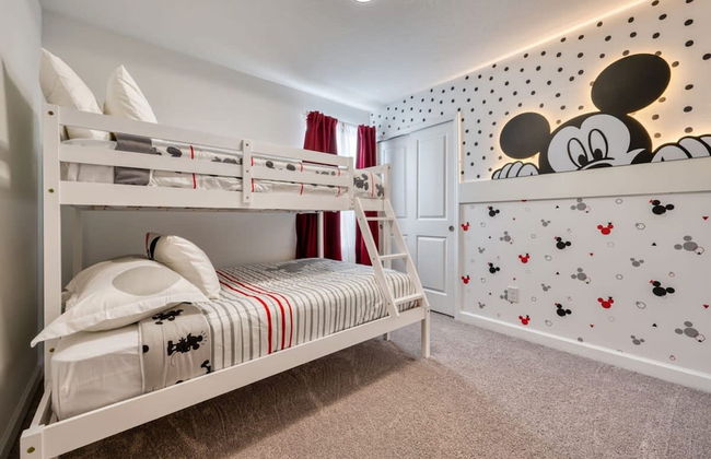 Modern Decorated Home With Mickey Themed Bedrooms - Foto 35