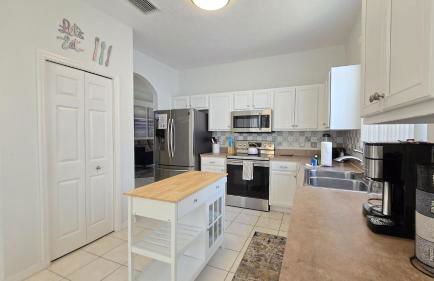 Themed kid bedrooms, 17 miles to Disney and Legoland, private pool, kitchen, wifi, washer, dryer - Foto 15